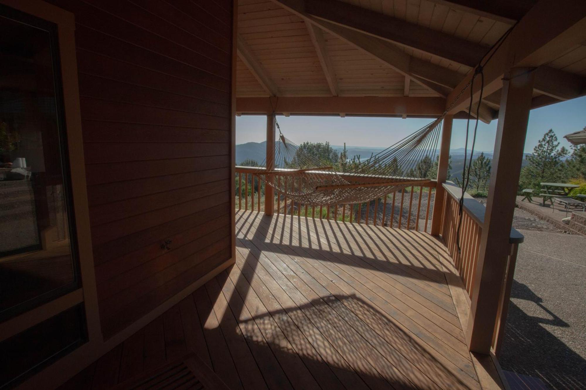 Priest Station Cafe & Cabins Гроувланд Екстериор снимка